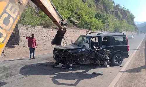 उधमपुर में एसयूवी के पैरापेट से टकराने से चार घायल