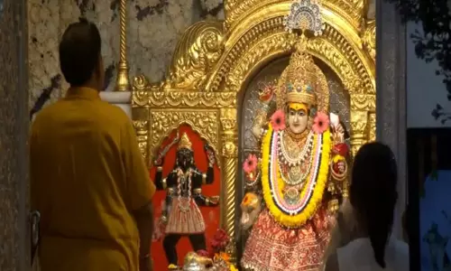 Delhi : चैत्र नवरात्रि के आठवें दिन झंडेवालान मंदिर में सुबह की आरती हुई