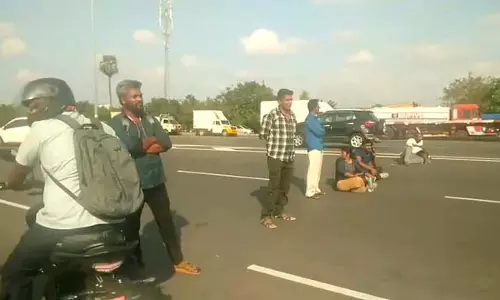 Viralimalai: बस यात्रियों ने टोल रोड पर बैठकर किया प्रदर्शन