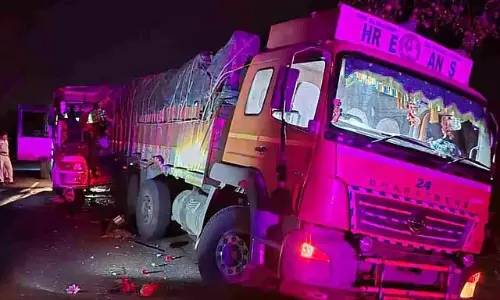 Karnataka: कलबुर्गी में मिनी बस खड़ी लॉरी से टकराई, पांच लोगों की मौत