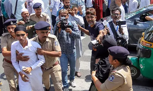 वक्फ विधेयक पर विरोध प्रदर्शन, अहमदाबाद में 50 लोग हिरासत में