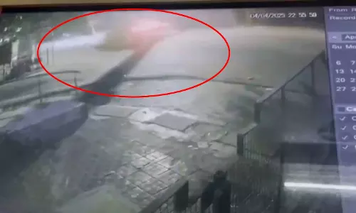 भयानक LIVE वीडियो, बाइक सवार की गई जान, BMW और इनोवा में रेस