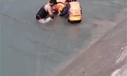 Kashmir News : नहर में डूबा किशोर इस हालत में मिला, परिवार गमगीन Kashmir News : नहर में डूबा किशोर इस हालत में मिला, परिवार गमगीन