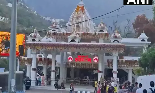 Jammu: अष्टमी के अवसर पर वैष्णो देवी में भक्तों की भीड़ उमड़ी