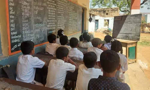 Karnataka : कमरों की कमी, बच्चों को बाहर पढ़ाया Karnataka : कमरों की कमी, बच्चों को बाहर पढ़ाया