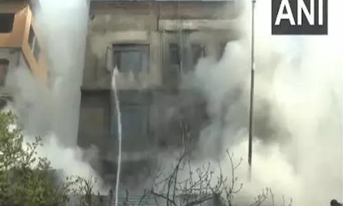 Srinagar के होटल में लगी आग, किसी के हताहत होने की खबर नहीं Srinagar के होटल में लगी आग, किसी के हताहत होने की खबर नहीं