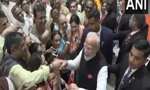 कोलंबो में PM Modi का भारतीय प्रवासियों ने गर्मजोशी से स्वागत किया