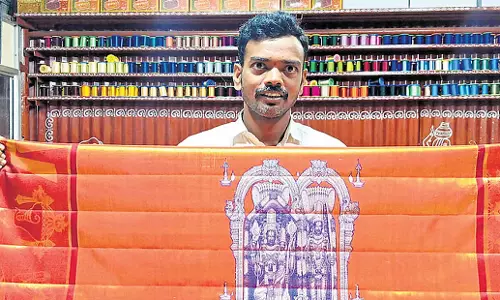 Telangana: सिरसिला बुनकर ने रामनवमी के लिए बनाई सोने की साड़ी Telangana: सिरसिला बुनकर ने रामनवमी के लिए बनाई सोने की साड़ी