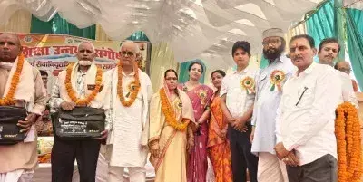 Ballia: शिक्षक उन्नयन गोष्ठी एवं सेवानिवृत्त शिक्षक सम्मान समारोह का आयोजन किया गया