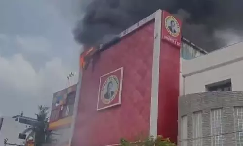Ambattur : निजी शोरूम में लगी आग Ambattur : निजी शोरूम में लगी आग