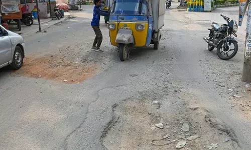 Bengaluru: पक्की सड़कों पर गड्ढे Bengaluru: पक्की सड़कों पर गड्ढे