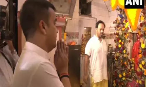 मंत्री हर्ष संघवी ने Surat में मां अंबा देवी मंदिर में पूजा-अर्चना की