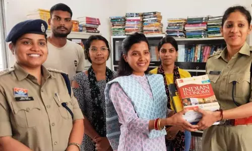 डिप्टी कलेक्टर ने पुलिस पाठशाला को सौंपी प्रतियोगी परीक्षाओं से जुड़ी पुस्तकें