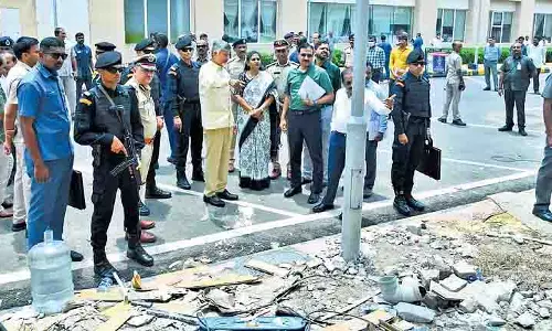 सचिवालय में मामूली आग लगने से तनाव, CM Naidu ने इलाके का दौरा किया