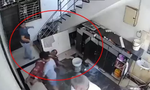 LIVE वीडियो बेरहम बहू का, सास को बेरहमी से पीटा, पति को भाई और पिता से पिटवाया
