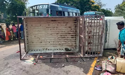 दंतेवाड़ा में बड़ा हादसा, पिकअप पलटने से 30 ग्रामीण घायल