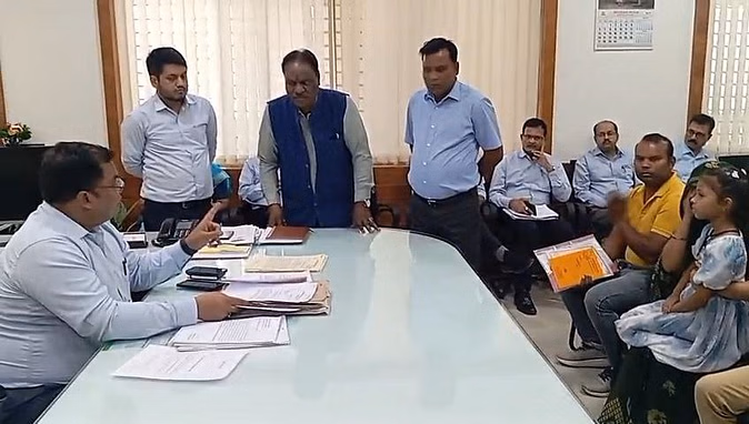 Bhopal: दो घंटे में निलंबन के बाद सफाई मित्र का पलटवार Bhopal: दो घंटे में निलंबन के बाद सफाई मित्र का पलटवार