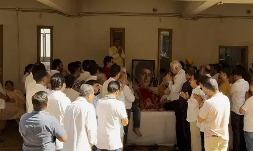 Manoj Kumar का पार्थिव शरीर अंतिम विदाई के लिए उनके आवास पर लाया गया Manoj Kumar का पार्थिव शरीर अंतिम विदाई के लिए उनके आवास पर लाया गया