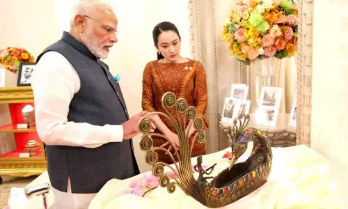 थाईलैंड सरकार को भाया छत्तीसगढ़ में बनी डोकरा पीतल की ‘मोर नाव’ थाईलैंड सरकार को भाया छत्तीसगढ़ में बनी डोकरा पीतल की ‘मोर नाव’