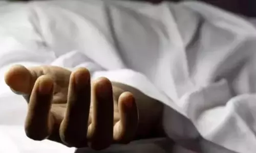 Telangana: कॉलेज क्रिकेट मैच के दौरान इंजीनियरिंग छात्र की संदिग्ध हृदयाघात से मौत Telangana: कॉलेज क्रिकेट मैच के दौरान इंजीनियरिंग छात्र की संदिग्ध हृदयाघात से मौत