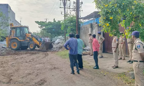 HYDRAA ने सुरराम में सड़क अवरोधी दीवारें गिराईं