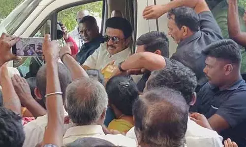 CM Stalin का कोयंबटूर में उत्साहपूर्ण स्वागत CM Stalin का कोयंबटूर में उत्साहपूर्ण स्वागत