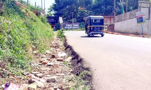 Kerala: सड़क का निर्माण पूरा हो गया तो पैदल मार्ग कहीं नजर नहीं आया Kerala: सड़क का निर्माण पूरा हो गया तो पैदल मार्ग कहीं नजर नहीं आया