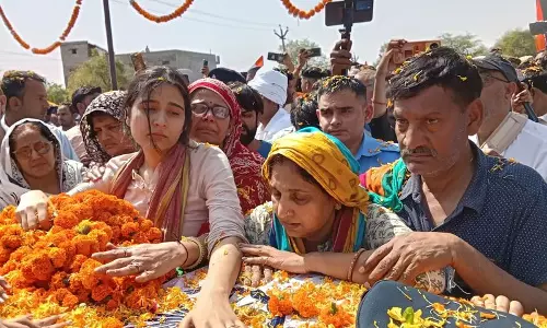 Haryana :  फ्लाइट लेफ्टिनेंट सिद्धार्थ यादव का रेवाड़ी गांव में पूरे सैन्य सम्मान के साथ अंतिम संस्कार किया