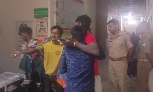 Ghazipur: ट्रेलर ने सोते परिवार को कुचला, तीन बच्चों की मौत Ghazipur: ट्रेलर ने सोते परिवार को कुचला, तीन बच्चों की मौत