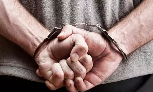 Faridabad में बिना नंबर प्लेट की कार से एक व्यक्ति ने पुलिसकर्मी को कुचलने की कोशिश की Faridabad में बिना नंबर प्लेट की कार से एक व्यक्ति ने पुलिसकर्मी को कुचलने की कोशिश की