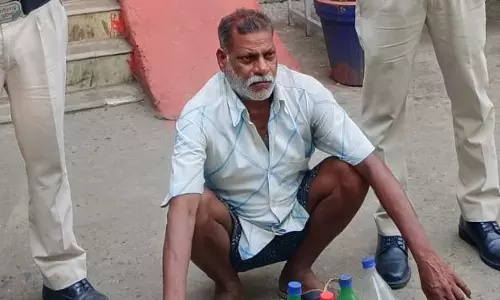 घर के पीछे बाड़ी में छुपाया था महुआ शराब, ग्रामीण गिरफ्तार