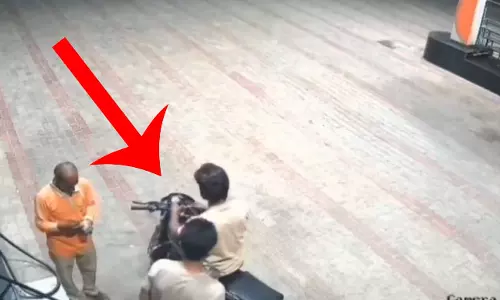 OMG! नाकाम हुई लूट का LIVE वीडियो, कर्मचारी ने दिखाई बहादुरी