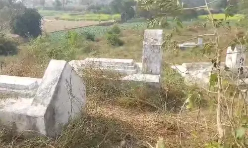 Lucknow: खाली प्लॉट पर कब्र बनाने का आरोप Lucknow: खाली प्लॉट पर कब्र बनाने का आरोप