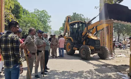 Haridwar: अतिक्रमण हटाने के लिए पुलिस ने चलाया बुलडोजर Haridwar: अतिक्रमण हटाने के लिए पुलिस ने चलाया बुलडोजर