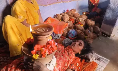 दुर्गा मां के प्रति अनोखी श्रद्धा, महिला ने 8 दिन से एक बूंद भी नहीं पिया पानी, पेट में रखी ज्योति कलश