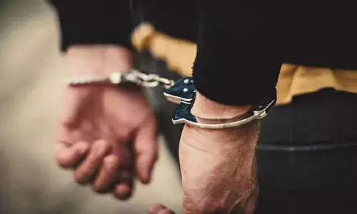 पुलिसकर्मी पर कार चढ़ाने की कोशिश करने वाला व्यक्ति गिरफ्तार पुलिसकर्मी पर कार चढ़ाने की कोशिश करने वाला व्यक्ति गिरफ्तार