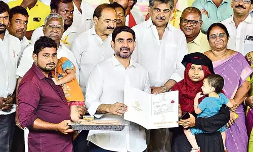 Nara Lokesh: मंगलगिरि में उत्सव के रूप में घर के पट्टे वितरित किये गये