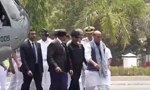 रक्षा मंत्री राजनाथ सिंह Karnataka के कारवार नौसैनिक अड्डे पर पहुंचे रक्षा मंत्री राजनाथ सिंह Karnataka के कारवार नौसैनिक अड्डे पर पहुंचे