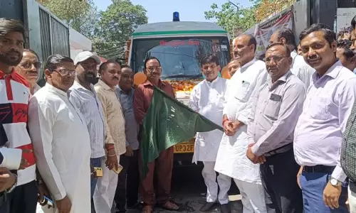 Muzaffarnagar: अब 7 मिनट में पहुंचेगी एम्बुलेंस, कपिल देव अग्रवाल ने दिखाई हरी झंडी Muzaffarnagar: अब 7 मिनट में पहुंचेगी एम्बुलेंस, कपिल देव अग्रवाल ने दिखाई हरी झंडी