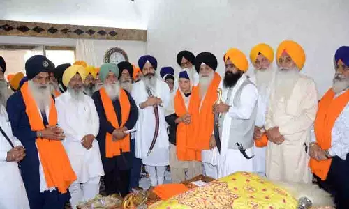 तख्त कार्यक्रम में Jathedar Gargaj के लिए सिरोपा की अनदेखी तख्त कार्यक्रम में Jathedar Gargaj के लिए सिरोपा की अनदेखी
