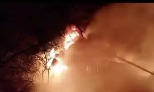 Ghaziabad: अवैध गोदाम में लगी आग, प्लास्टिक के कबाड़ ने बढ़ाया खतरा