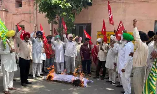 किसान नेताओं ने Modi और ट्रंप की नीतियों के खिलाफ प्रदर्शन किया किसान नेताओं ने Modi और ट्रंप की नीतियों के खिलाफ प्रदर्शन किया