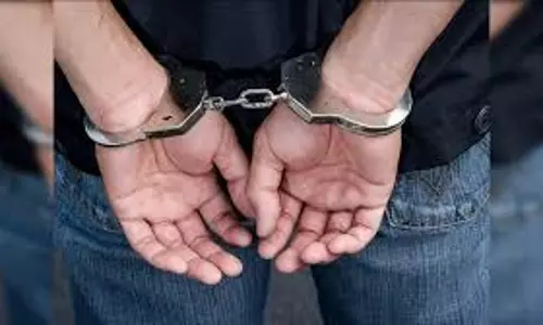 Sagar: नाबालिग को घर से भगाकर किया दुष्कर्म, आरोपी गिरफ्तार Sagar: नाबालिग को घर से भगाकर किया दुष्कर्म, आरोपी गिरफ्तार