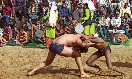 Jogindernagar में मिनी शिवरात्रि मेला कुश्ती प्रतियोगिता शुरू हुई
