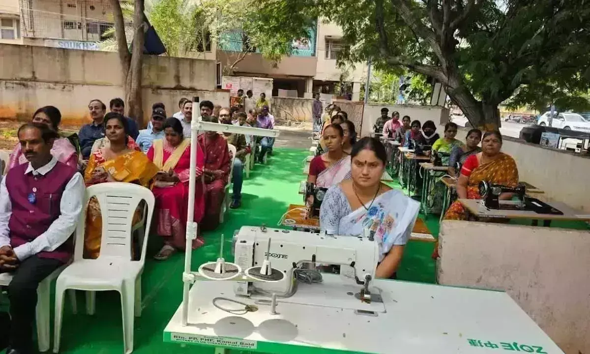 RCVP ने 18 सिलाई मशीनें दान कीं