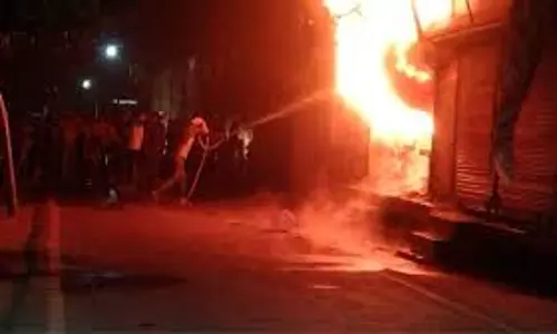Farrukhabad: हार्डवेयर पेंटस की दुकान में लगी आग, लाखों का नुकसान Farrukhabad: हार्डवेयर पेंटस की दुकान में लगी आग, लाखों का नुकसान
