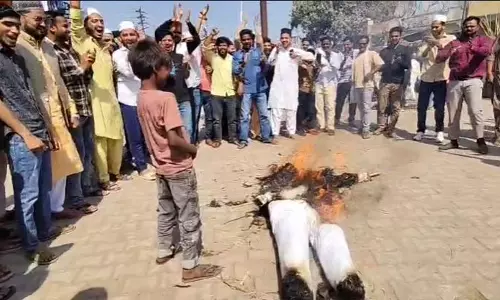 Haridwar: वक्फ संशोधन बिल के विरोध में फूंका शादाब शम्स का पुतला,  पुलिस ने किया अरेस्ट