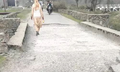 Jammu: सुरम्य गंटमुल्ला जलाशय में सड़क की खस्ता हालत से पर्यटक परेशान Jammu: सुरम्य गंटमुल्ला जलाशय में सड़क की खस्ता हालत से पर्यटक परेशान