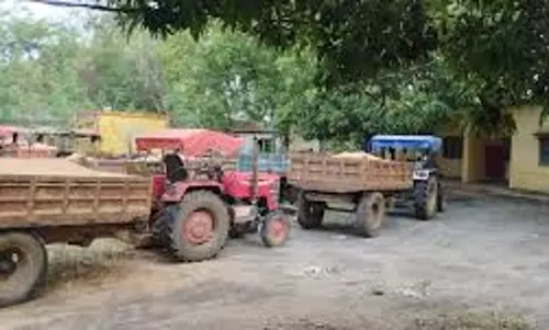 Chatra: पुलिस ने अवैध बालू लदा ट्रैक्टर किया जब्त
