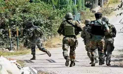 कठुआ के रामकोट में सुरक्षाबलों और आतंकवादियों के बीच मुठभेड़ शुरू